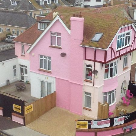 Pink House ,Opposite Beach ,Sleeps 6 , 2 Bedroom Ground Floor Self Contained Garden Flat , Private Entrance , Kitchen , Guaranteed Parking ,Wifi , Movies ,Bathroom ,Fridge , Microwave ,Bedroom 1, Double Bed & 2 Single Beds ,Bedroom 2 , Double Bed 페인턴 외부 사진
