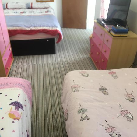 Pink House ,Opposite Beach ,Sleeps 6 , 2 Bedroom Ground Floor Self Contained Garden Flat , Private Entrance , Kitchen , Guaranteed Parking ,Wifi , Movies ,Bathroom ,Fridge , Microwave ,Bedroom 1, Double Bed & 2 Single Beds ,Bedroom 2 , Double Bed 페인턴 외부 사진