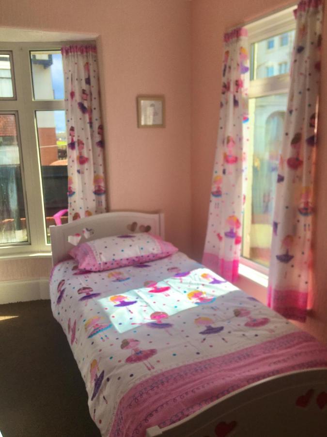 Pink House ,Opposite Beach ,Sleeps 6 , 2 Bedroom Ground Floor Self Contained Garden Flat , Private Entrance , Kitchen , Guaranteed Parking ,Wifi , Movies ,Bathroom ,Fridge , Microwave ,Bedroom 1, Double Bed & 2 Single Beds ,Bedroom 2 , Double Bed 페인턴 외부 사진