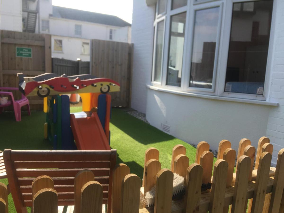 Pink House ,Opposite Beach ,Sleeps 6 , 2 Bedroom Ground Floor Self Contained Garden Flat , Private Entrance , Kitchen , Guaranteed Parking ,Wifi , Movies ,Bathroom ,Fridge , Microwave ,Bedroom 1, Double Bed & 2 Single Beds ,Bedroom 2 , Double Bed 페인턴 외부 사진