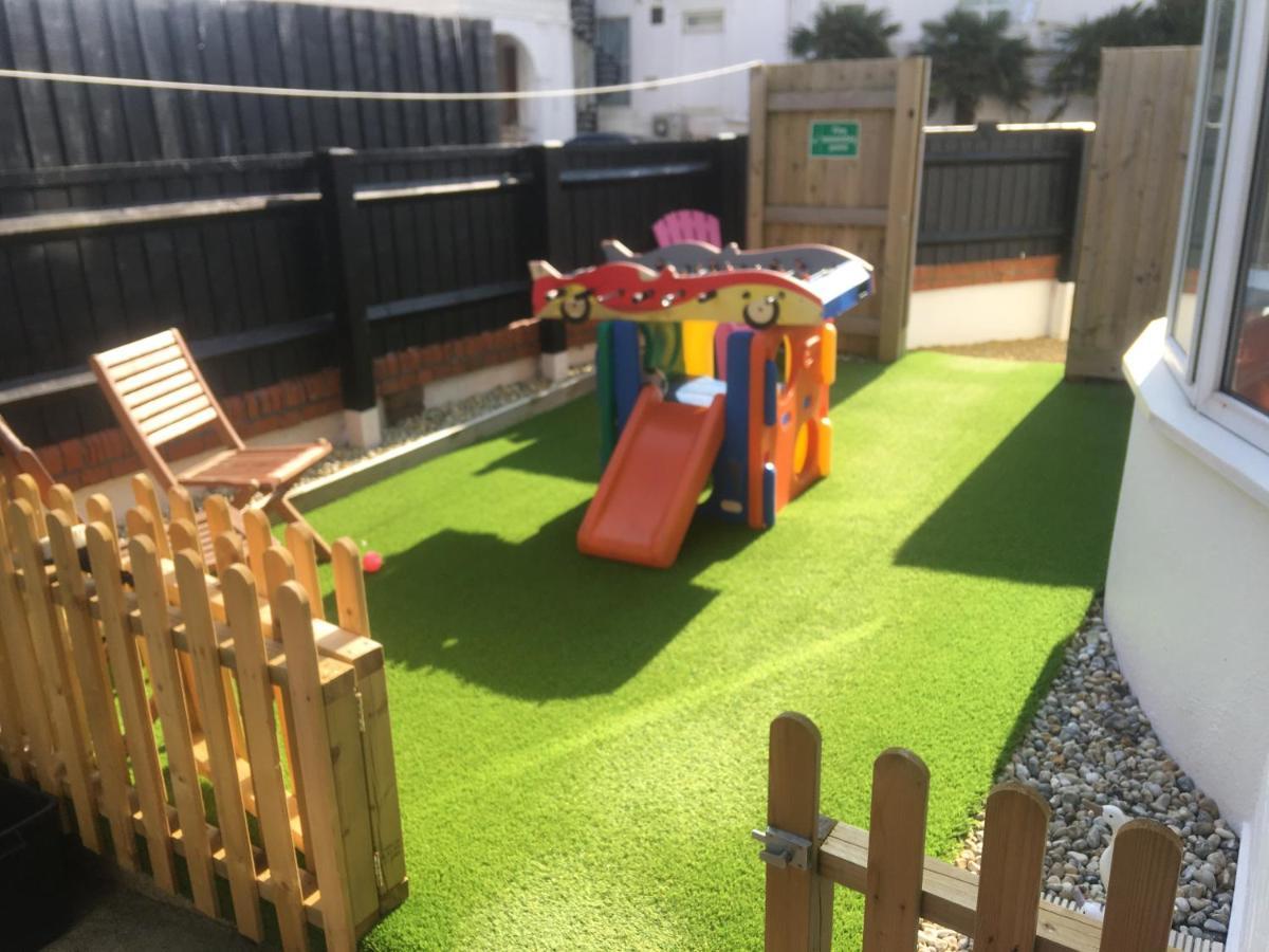 Pink House ,Opposite Beach ,Sleeps 6 , 2 Bedroom Ground Floor Self Contained Garden Flat , Private Entrance , Kitchen , Guaranteed Parking ,Wifi , Movies ,Bathroom ,Fridge , Microwave ,Bedroom 1, Double Bed & 2 Single Beds ,Bedroom 2 , Double Bed 페인턴 외부 사진