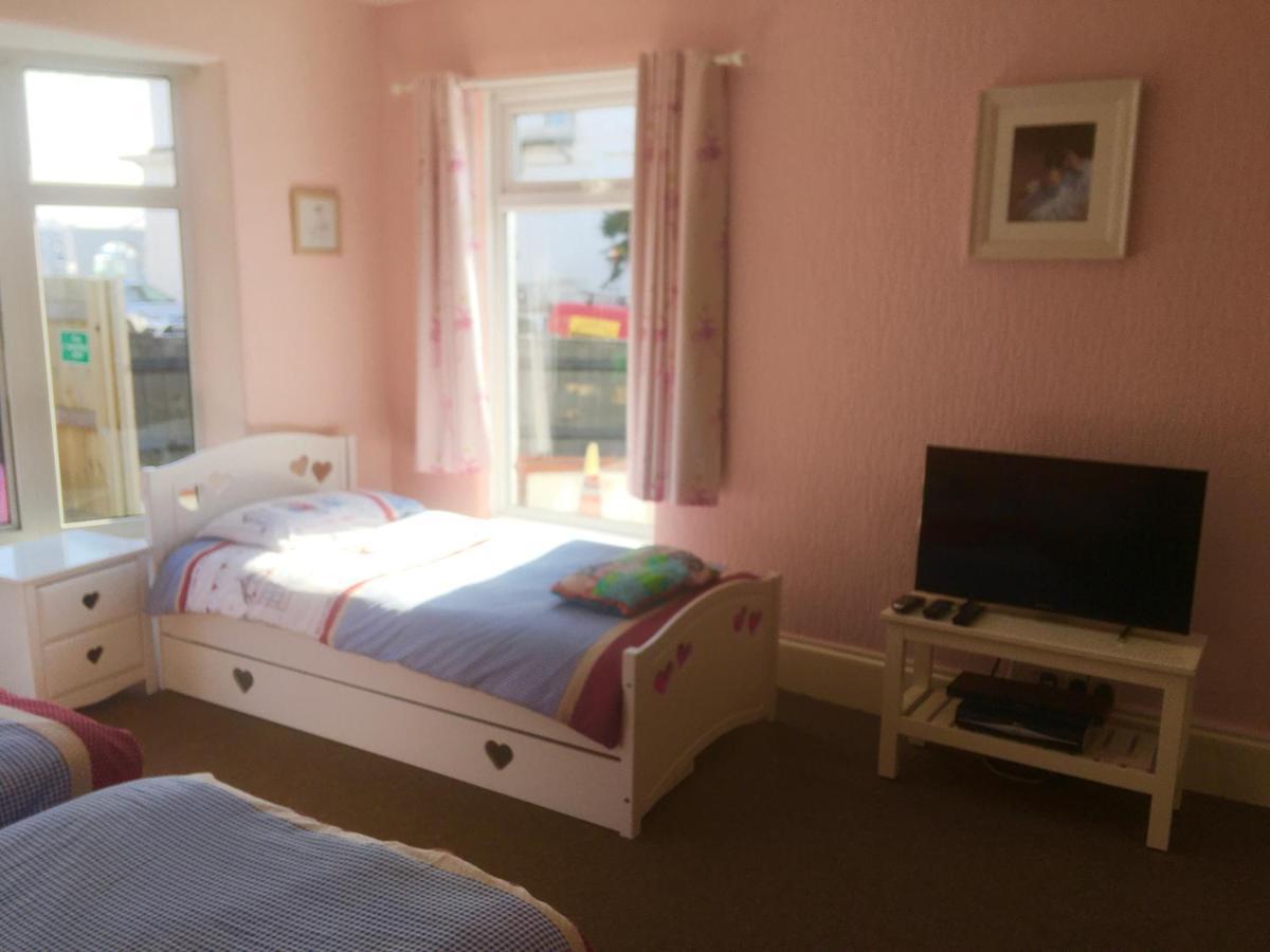 Pink House ,Opposite Beach ,Sleeps 6 , 2 Bedroom Ground Floor Self Contained Garden Flat , Private Entrance , Kitchen , Guaranteed Parking ,Wifi , Movies ,Bathroom ,Fridge , Microwave ,Bedroom 1, Double Bed & 2 Single Beds ,Bedroom 2 , Double Bed 페인턴 외부 사진