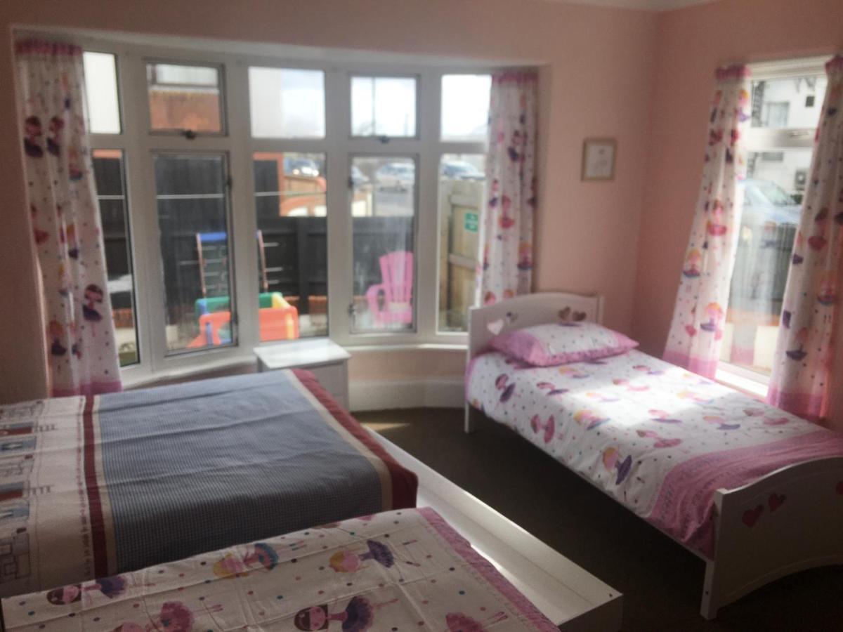 Pink House ,Opposite Beach ,Sleeps 6 , 2 Bedroom Ground Floor Self Contained Garden Flat , Private Entrance , Kitchen , Guaranteed Parking ,Wifi , Movies ,Bathroom ,Fridge , Microwave ,Bedroom 1, Double Bed & 2 Single Beds ,Bedroom 2 , Double Bed 페인턴 외부 사진