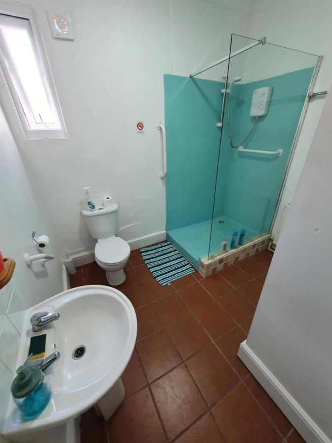 Pink House ,Opposite Beach ,Sleeps 6 , 2 Bedroom Ground Floor Self Contained Garden Flat , Private Entrance , Kitchen , Guaranteed Parking ,Wifi , Movies ,Bathroom ,Fridge , Microwave ,Bedroom 1, Double Bed & 2 Single Beds ,Bedroom 2 , Double Bed 페인턴 외부 사진