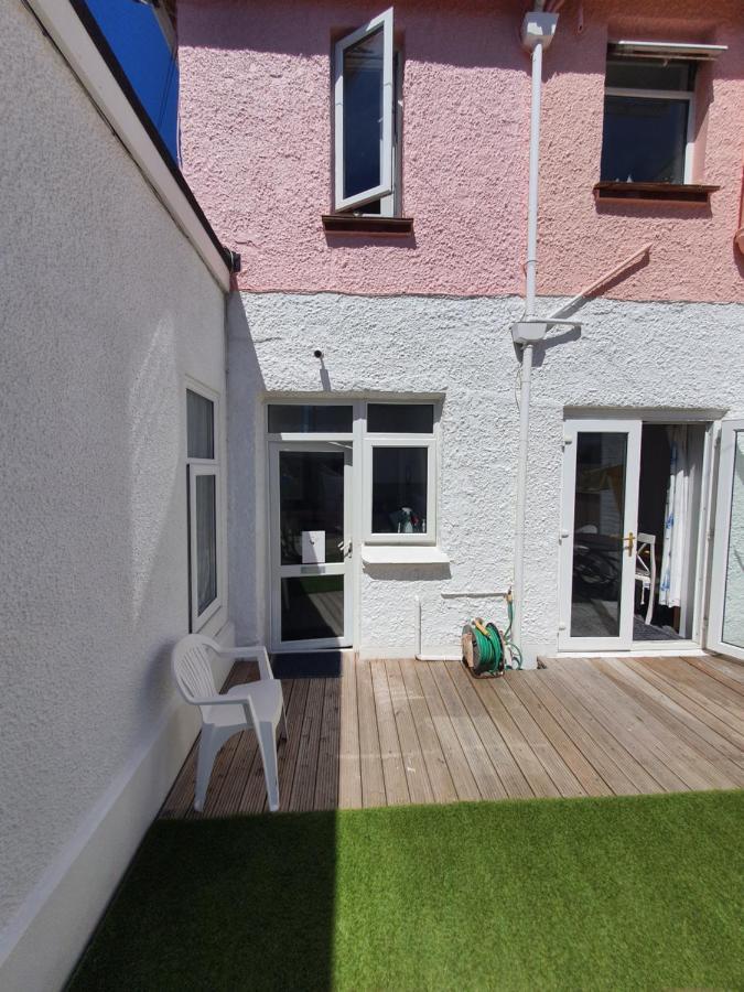 Pink House ,Opposite Beach ,Sleeps 6 , 2 Bedroom Ground Floor Self Contained Garden Flat , Private Entrance , Kitchen , Guaranteed Parking ,Wifi , Movies ,Bathroom ,Fridge , Microwave ,Bedroom 1, Double Bed & 2 Single Beds ,Bedroom 2 , Double Bed 페인턴 외부 사진
