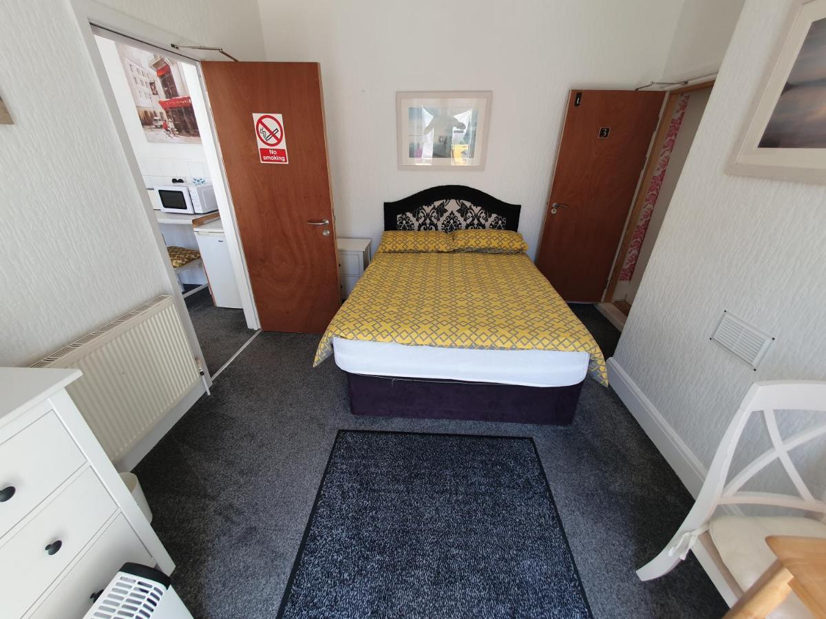 Pink House ,Opposite Beach ,Sleeps 6 , 2 Bedroom Ground Floor Self Contained Garden Flat , Private Entrance , Kitchen , Guaranteed Parking ,Wifi , Movies ,Bathroom ,Fridge , Microwave ,Bedroom 1, Double Bed & 2 Single Beds ,Bedroom 2 , Double Bed 페인턴 외부 사진