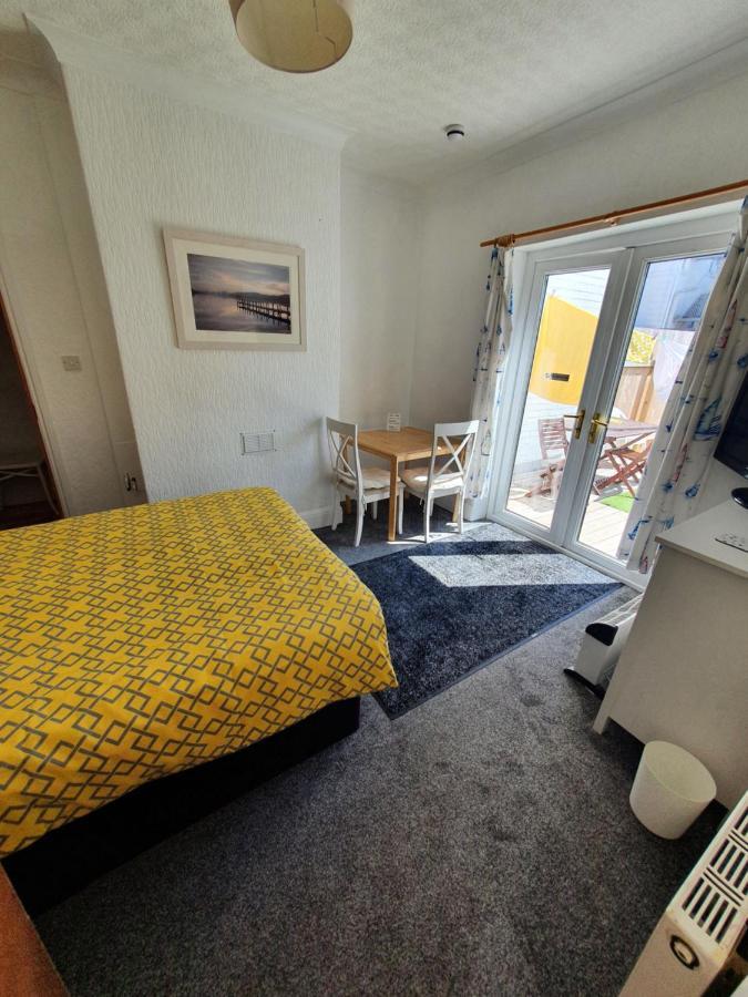 Pink House ,Opposite Beach ,Sleeps 6 , 2 Bedroom Ground Floor Self Contained Garden Flat , Private Entrance , Kitchen , Guaranteed Parking ,Wifi , Movies ,Bathroom ,Fridge , Microwave ,Bedroom 1, Double Bed & 2 Single Beds ,Bedroom 2 , Double Bed 페인턴 외부 사진