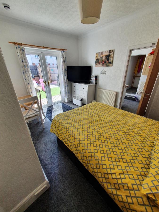 Pink House ,Opposite Beach ,Sleeps 6 , 2 Bedroom Ground Floor Self Contained Garden Flat , Private Entrance , Kitchen , Guaranteed Parking ,Wifi , Movies ,Bathroom ,Fridge , Microwave ,Bedroom 1, Double Bed & 2 Single Beds ,Bedroom 2 , Double Bed 페인턴 외부 사진