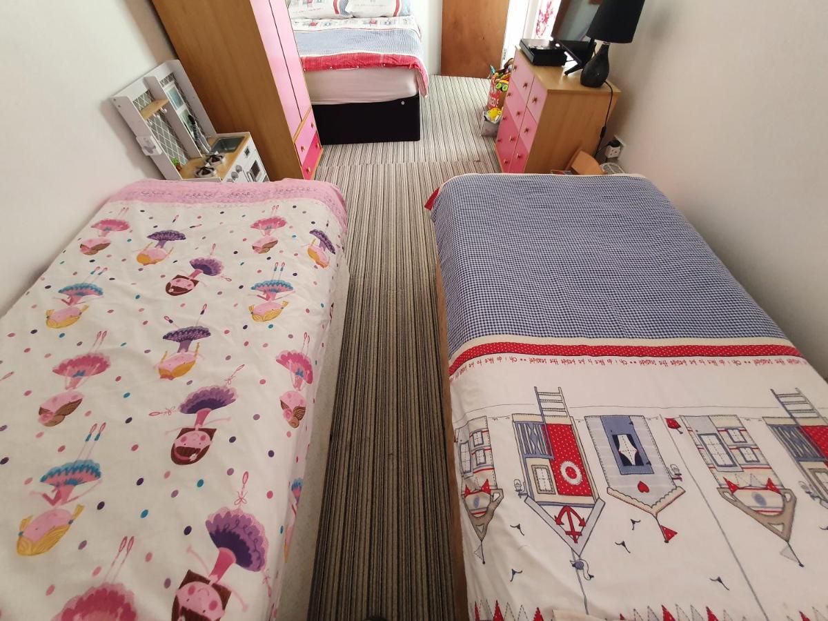 Pink House ,Opposite Beach ,Sleeps 6 , 2 Bedroom Ground Floor Self Contained Garden Flat , Private Entrance , Kitchen , Guaranteed Parking ,Wifi , Movies ,Bathroom ,Fridge , Microwave ,Bedroom 1, Double Bed & 2 Single Beds ,Bedroom 2 , Double Bed 페인턴 외부 사진