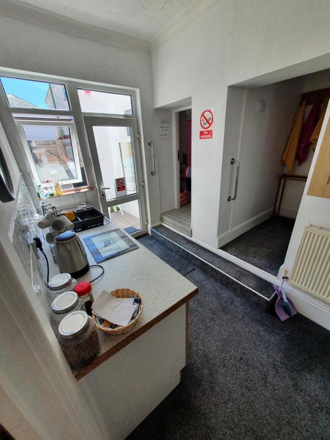 Pink House ,Opposite Beach ,Sleeps 6 , 2 Bedroom Ground Floor Self Contained Garden Flat , Private Entrance , Kitchen , Guaranteed Parking ,Wifi , Movies ,Bathroom ,Fridge , Microwave ,Bedroom 1, Double Bed & 2 Single Beds ,Bedroom 2 , Double Bed 페인턴 외부 사진
