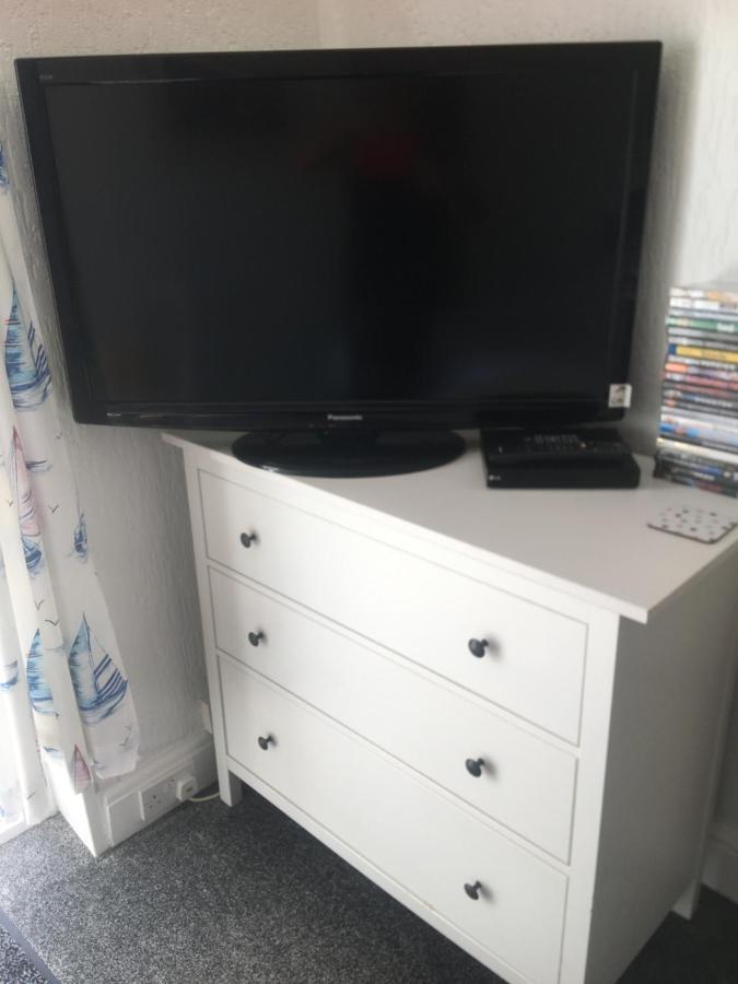 Pink House ,Opposite Beach ,Sleeps 6 , 2 Bedroom Ground Floor Self Contained Garden Flat , Private Entrance , Kitchen , Guaranteed Parking ,Wifi , Movies ,Bathroom ,Fridge , Microwave ,Bedroom 1, Double Bed & 2 Single Beds ,Bedroom 2 , Double Bed 페인턴 외부 사진