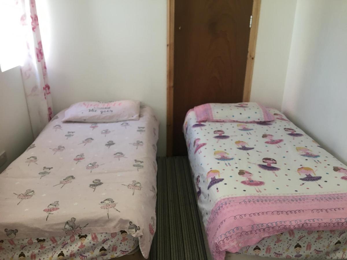 Pink House ,Opposite Beach ,Sleeps 6 , 2 Bedroom Ground Floor Self Contained Garden Flat , Private Entrance , Kitchen , Guaranteed Parking ,Wifi , Movies ,Bathroom ,Fridge , Microwave ,Bedroom 1, Double Bed & 2 Single Beds ,Bedroom 2 , Double Bed 페인턴 외부 사진