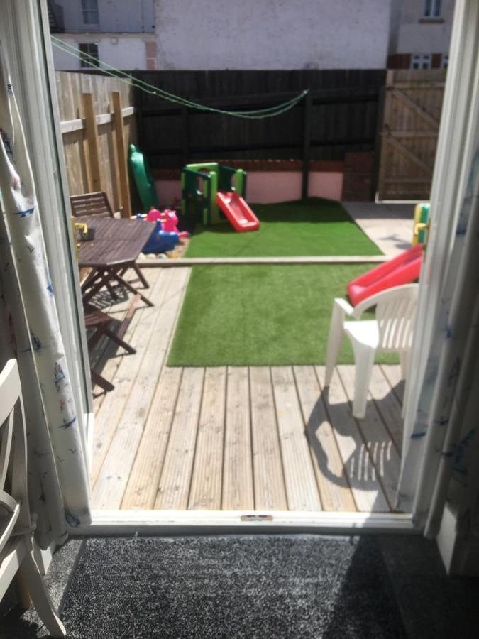 Pink House ,Opposite Beach ,Sleeps 6 , 2 Bedroom Ground Floor Self Contained Garden Flat , Private Entrance , Kitchen , Guaranteed Parking ,Wifi , Movies ,Bathroom ,Fridge , Microwave ,Bedroom 1, Double Bed & 2 Single Beds ,Bedroom 2 , Double Bed 페인턴 외부 사진