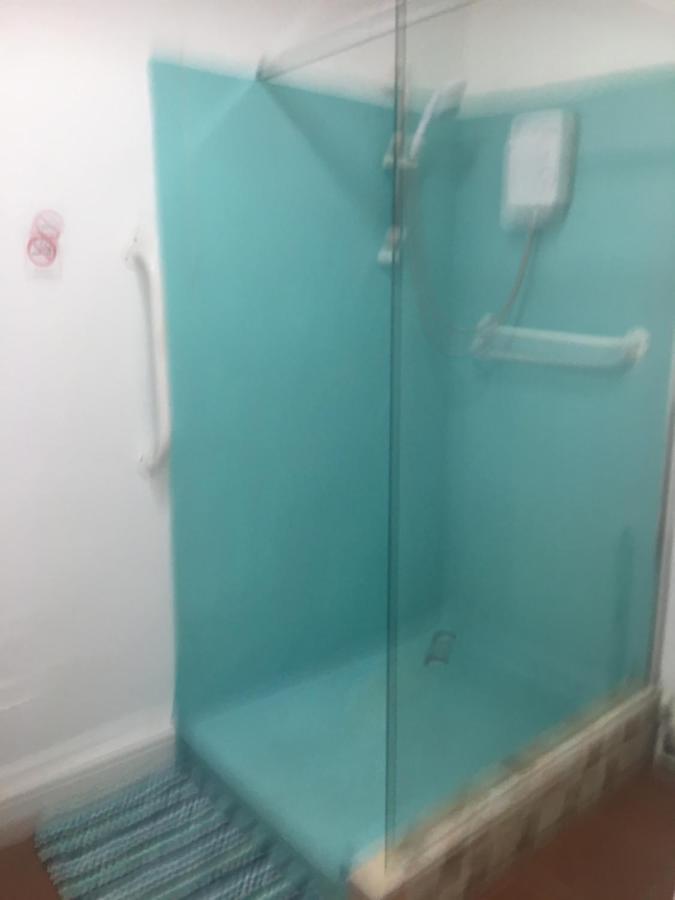 Pink House ,Opposite Beach ,Sleeps 6 , 2 Bedroom Ground Floor Self Contained Garden Flat , Private Entrance , Kitchen , Guaranteed Parking ,Wifi , Movies ,Bathroom ,Fridge , Microwave ,Bedroom 1, Double Bed & 2 Single Beds ,Bedroom 2 , Double Bed 페인턴 외부 사진
