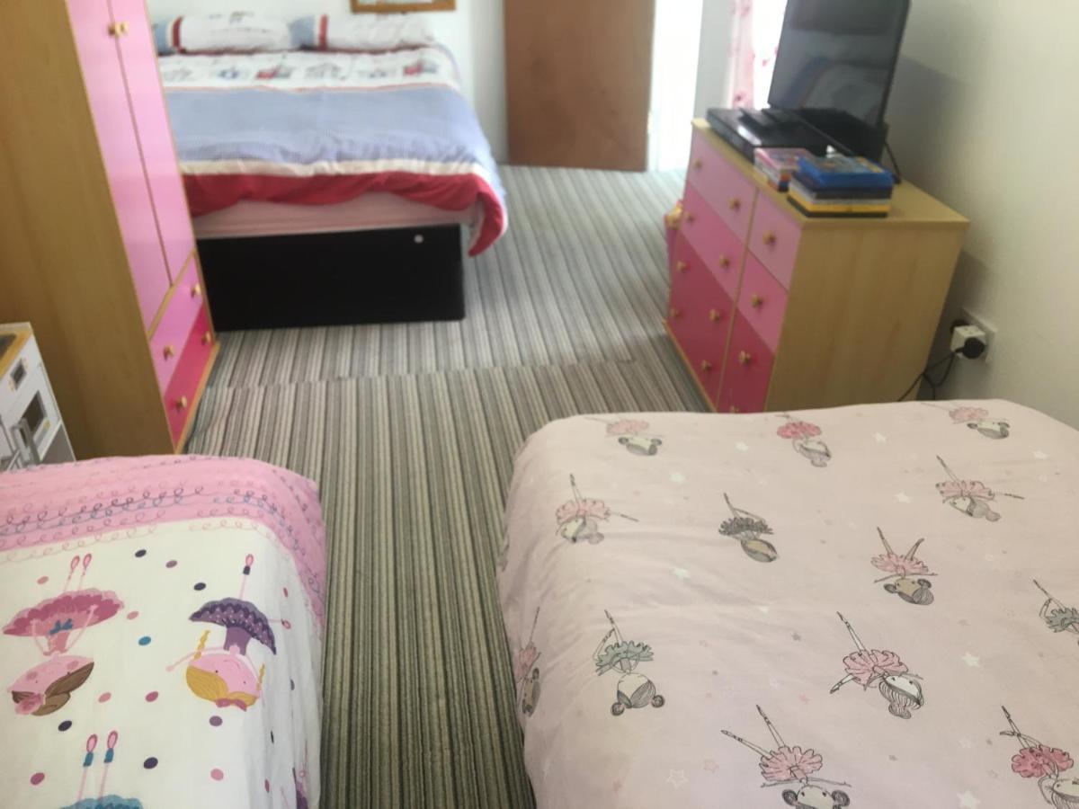 Pink House ,Opposite Beach ,Sleeps 6 , 2 Bedroom Ground Floor Self Contained Garden Flat , Private Entrance , Kitchen , Guaranteed Parking ,Wifi , Movies ,Bathroom ,Fridge , Microwave ,Bedroom 1, Double Bed & 2 Single Beds ,Bedroom 2 , Double Bed 페인턴 외부 사진