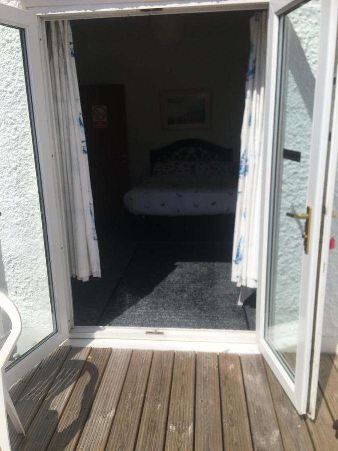 Pink House ,Opposite Beach ,Sleeps 6 , 2 Bedroom Ground Floor Self Contained Garden Flat , Private Entrance , Kitchen , Guaranteed Parking ,Wifi , Movies ,Bathroom ,Fridge , Microwave ,Bedroom 1, Double Bed & 2 Single Beds ,Bedroom 2 , Double Bed 페인턴 외부 사진